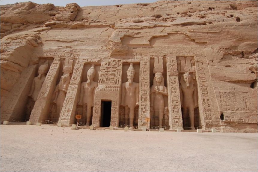 <i><b>Abu Simbel-015</b></i>